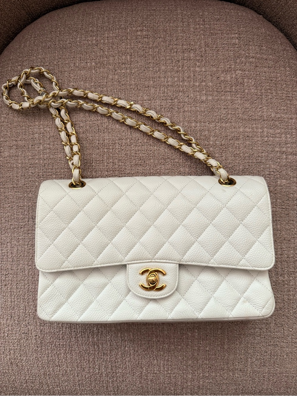 CHANEL White Quilted Shoulder Bag with Gold Chain